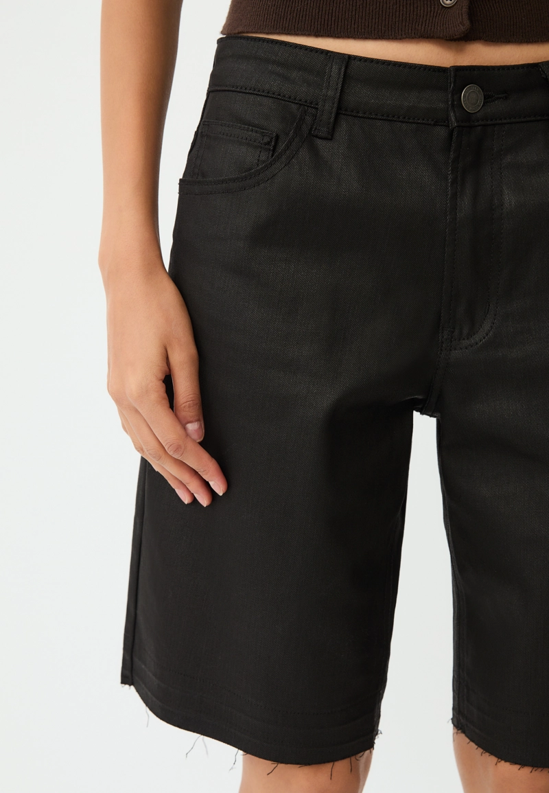 Шорты-бермуды с вощеным покрытием