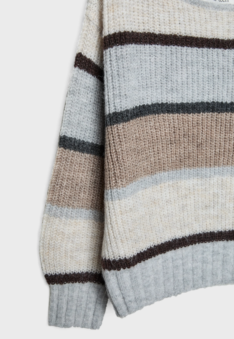 Джемпер в полоску с вырезом-лодочкой