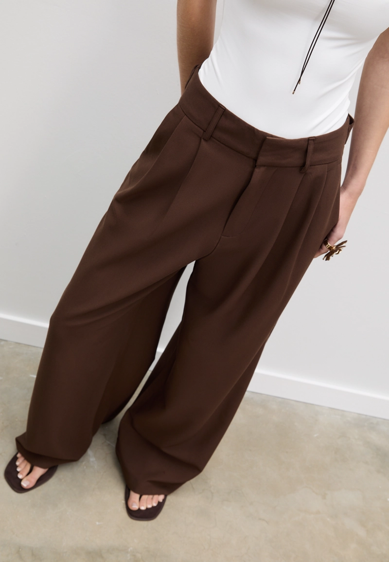 Регулируемые брюки очень широкого кроя