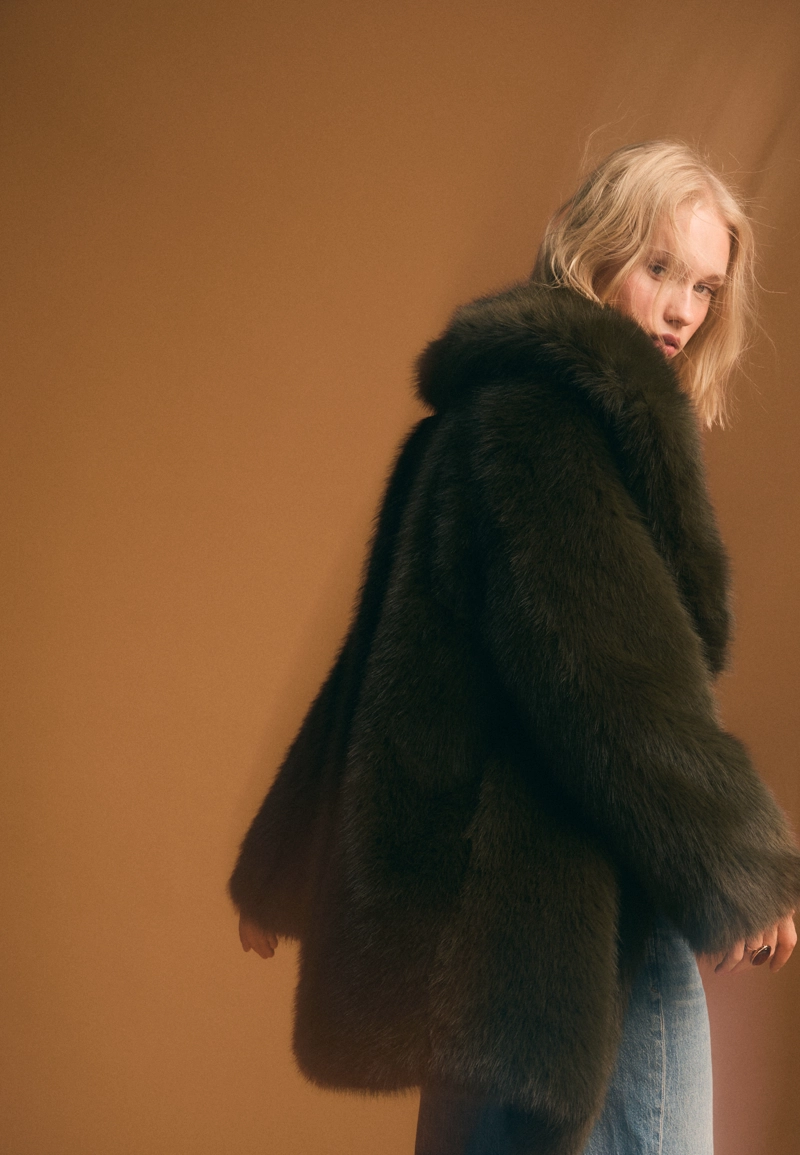 Пальто из искусственного меха стандартной длины