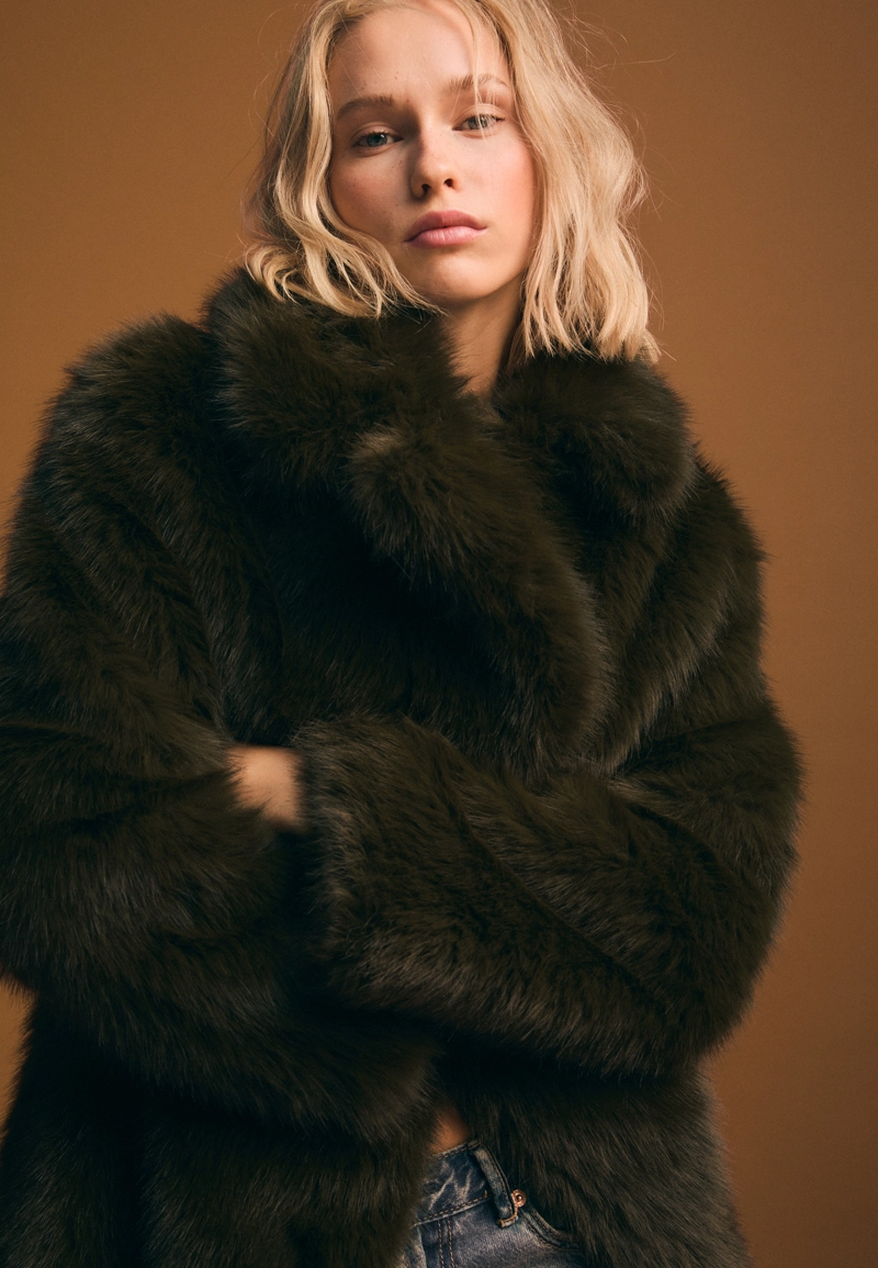 Пальто из искусственного меха стандартной длины