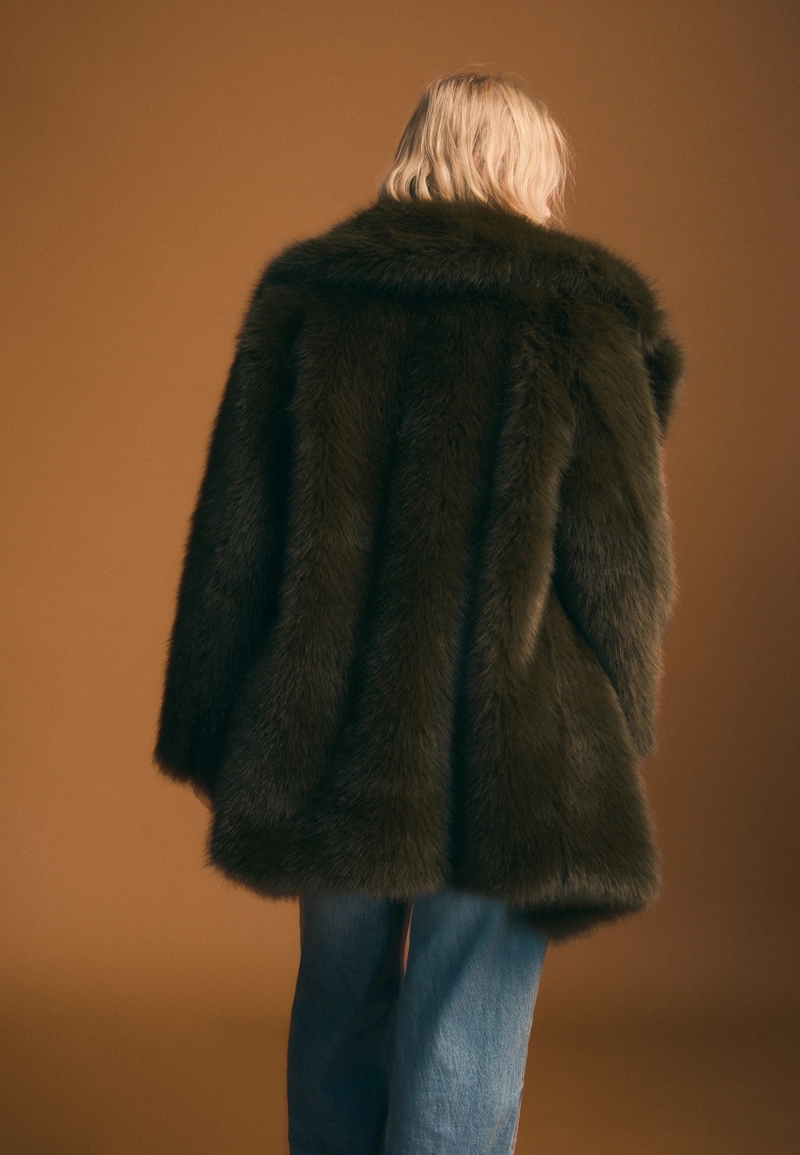 Пальто из искусственного меха стандартной длины