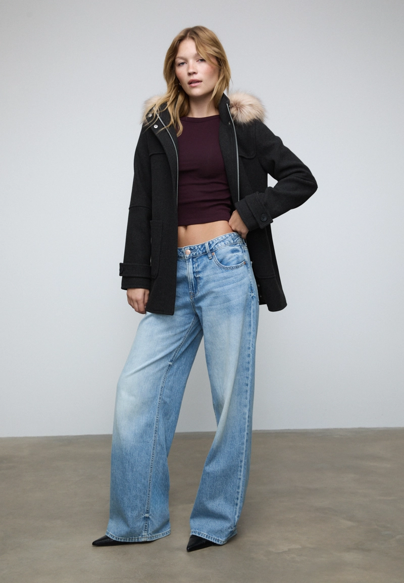 Пальто с меховым капюшоном