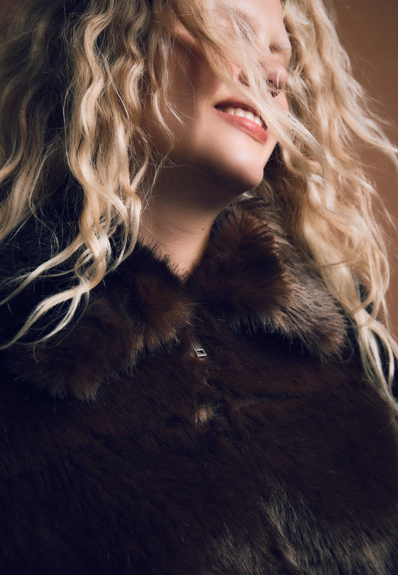 Бомбер из искусственного меха на молнии