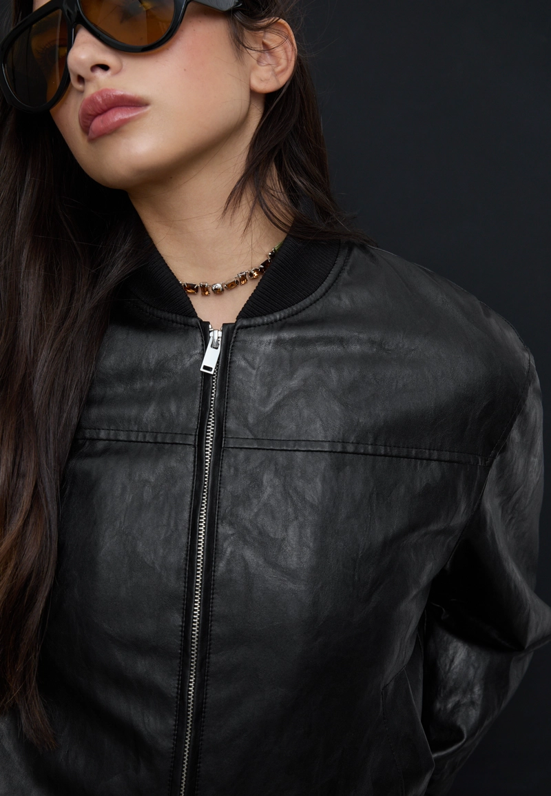 Стеганая куртка-бомбер из искусственной кожи