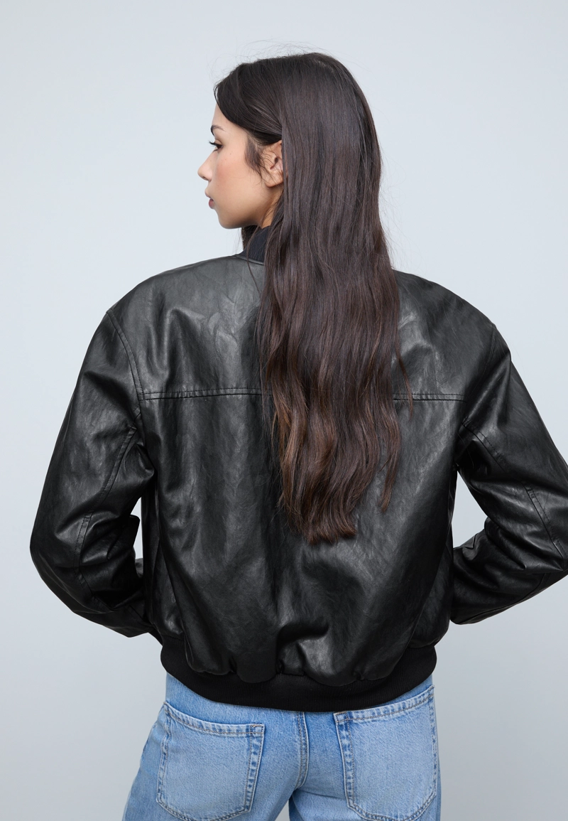 Стеганая куртка-бомбер из искусственной кожи