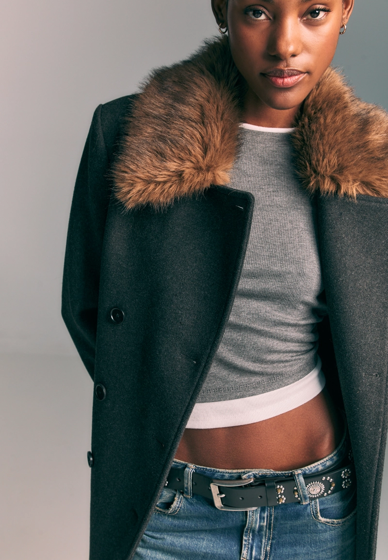 Пальто с воротником из искусственного меха