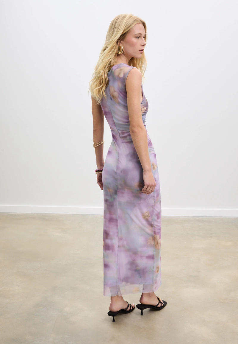 Длинное платье из полупрозрачной ткани с принтом