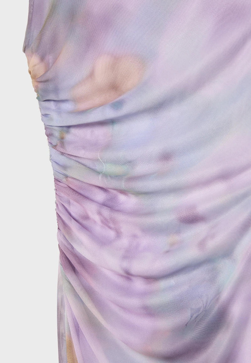 Длинное платье из полупрозрачной ткани с принтом