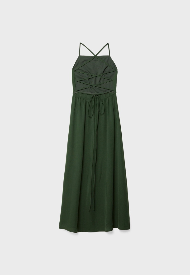 Длинное струящееся платье с открытой спиной