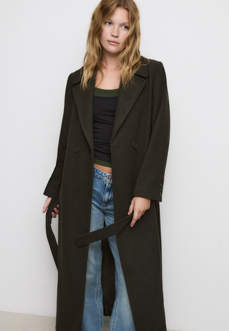 Длинное пальто с поясом