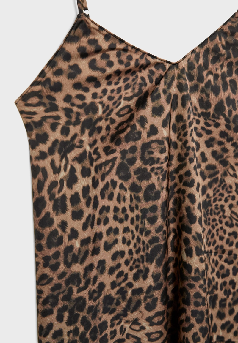 Длинное струящееся атласное платье с леопардовым принтом