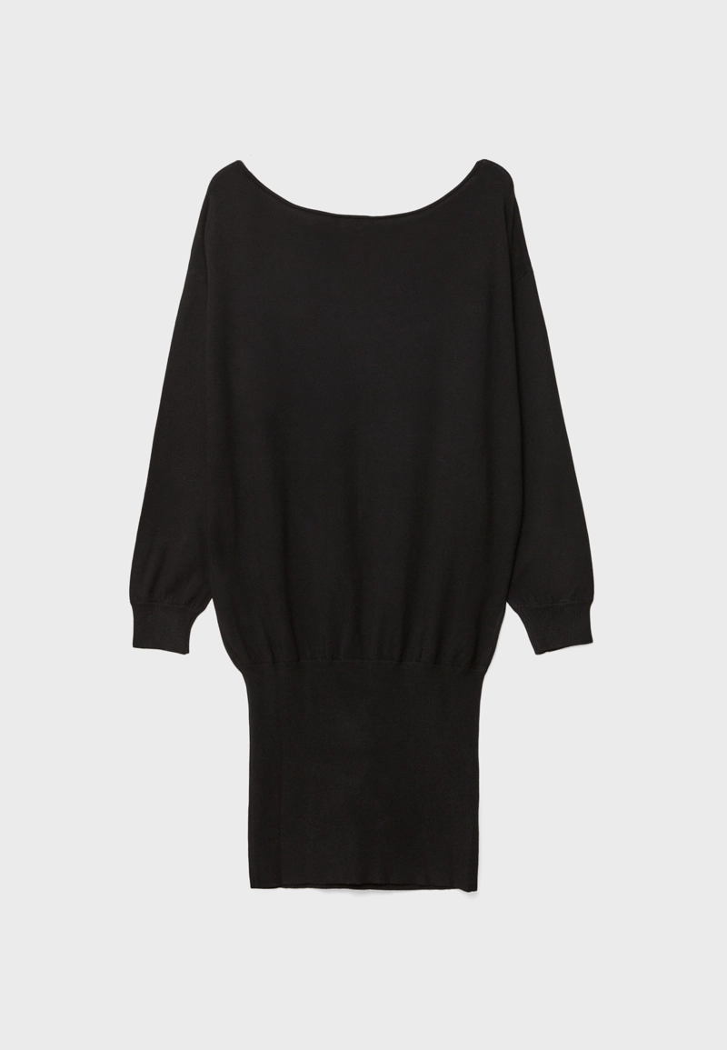 Короткое трикотажное платье с вырезом «лодочка»