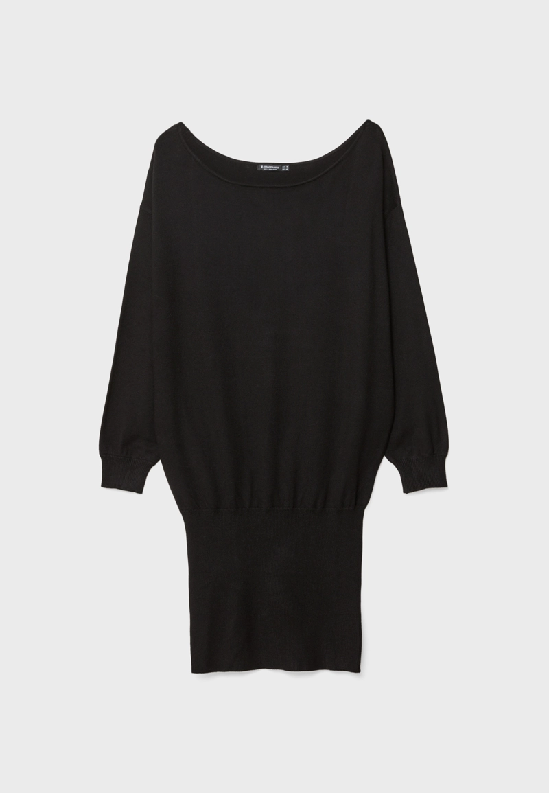 Короткое трикотажное платье с вырезом «лодочка»