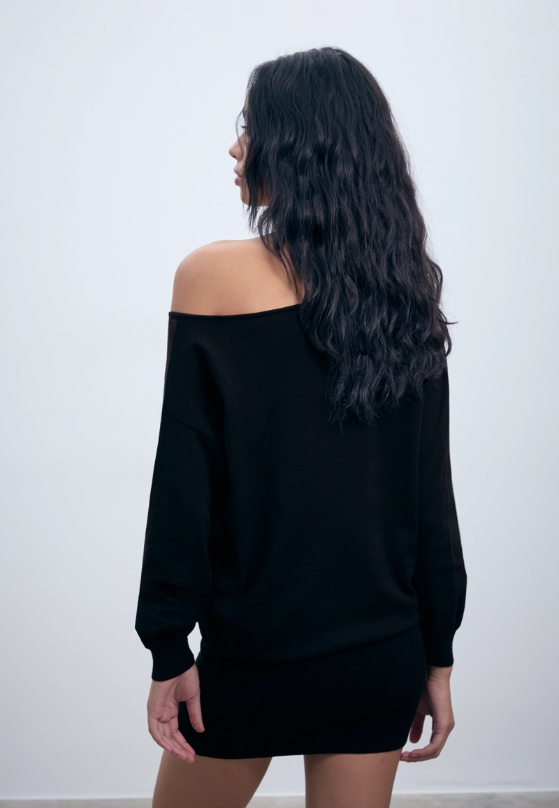 Короткое трикотажное платье с вырезом «лодочка»