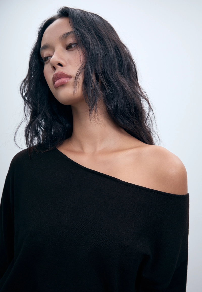 Короткое трикотажное платье с вырезом «лодочка»