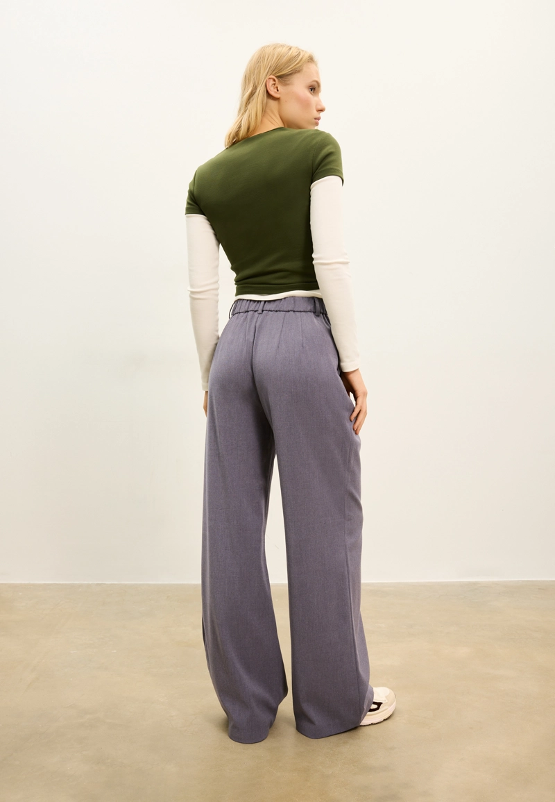 Брюки в классическом стиле с широкими штанинами