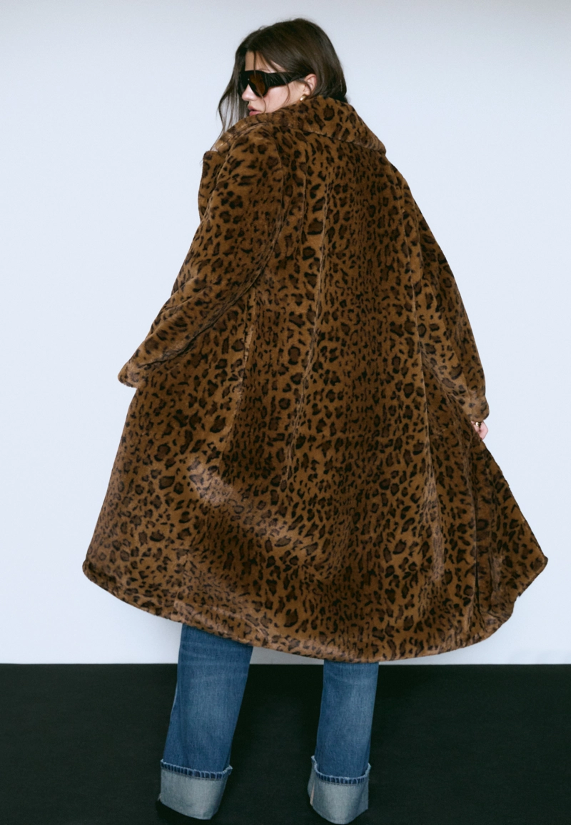 Длинное пальто с леопардовым принтом из искусственного меха