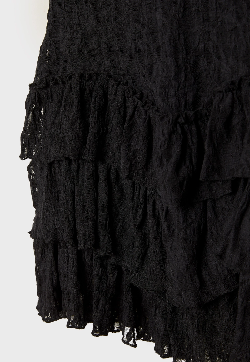 Короткое кружевное платье с воланами