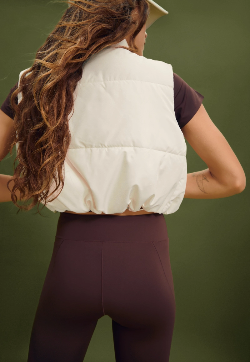 Короткий стеганый жилет