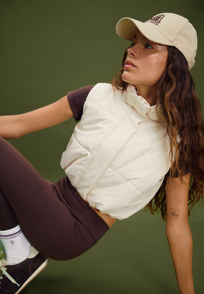 Короткий стеганый жилет