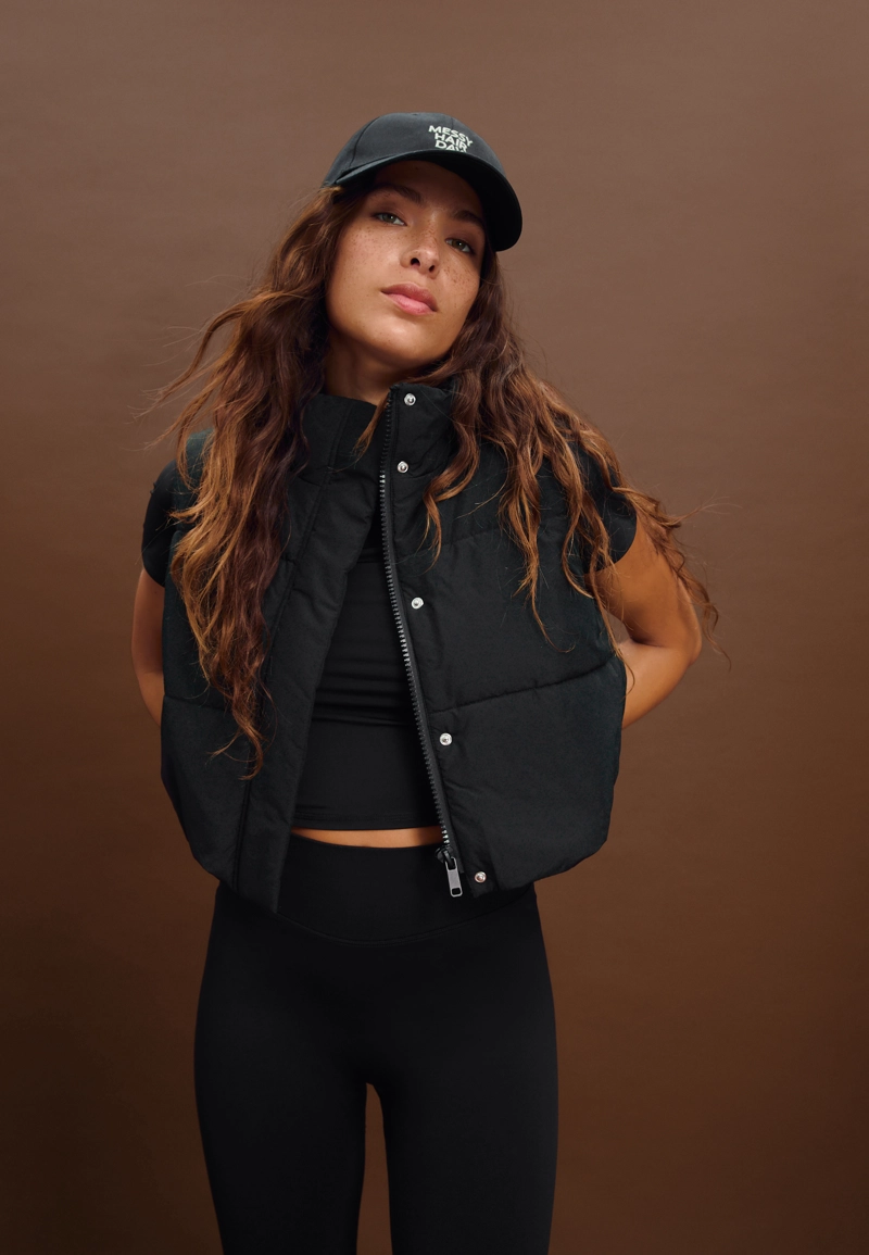 Короткий стеганый жилет