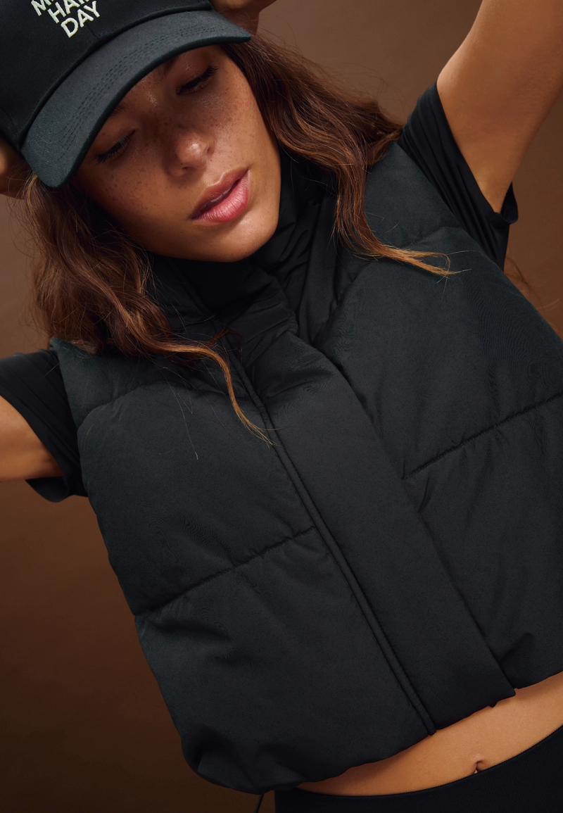 Короткий стеганый жилет