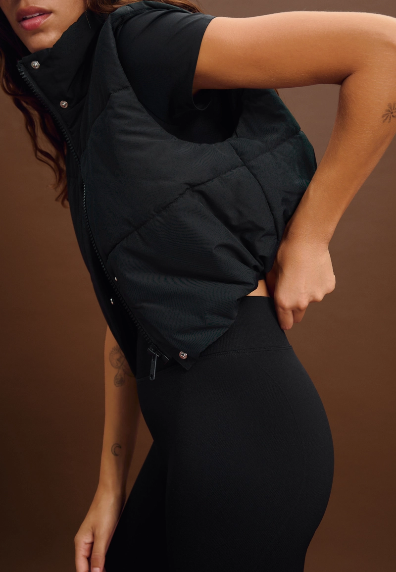 Короткий стеганый жилет