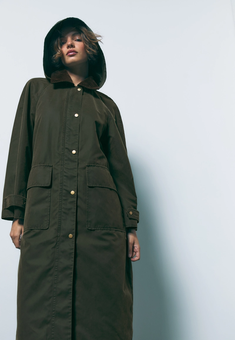 Длинная парка с вощеным покрытием и съемным капюшоном