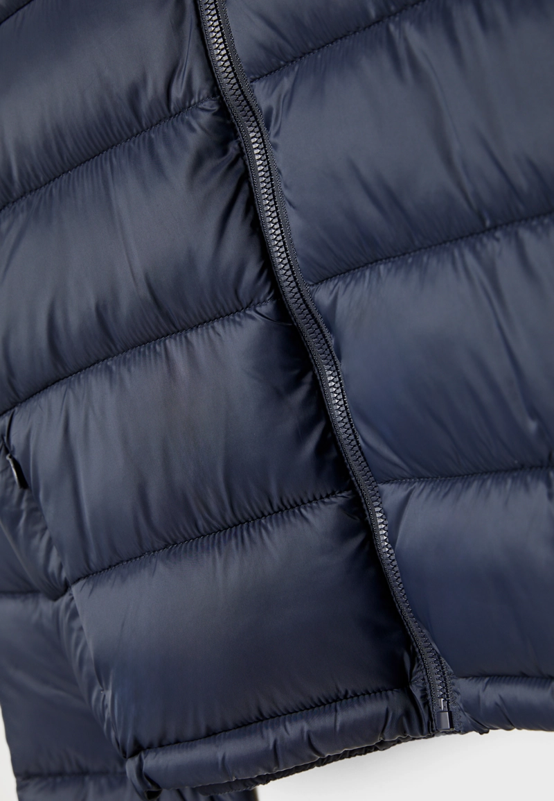 Стеганая куртка с высоким воротником
