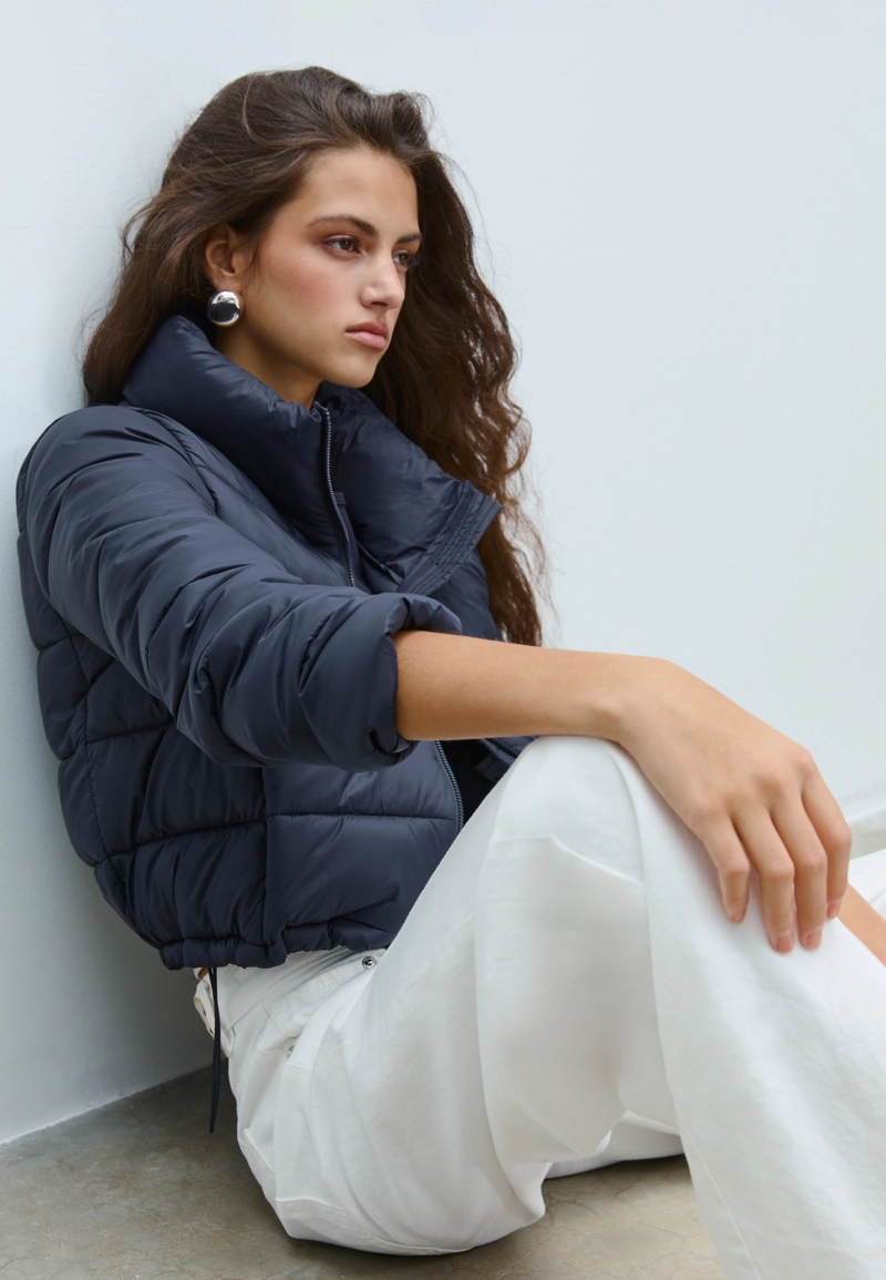 Стеганая куртка с высоким воротником