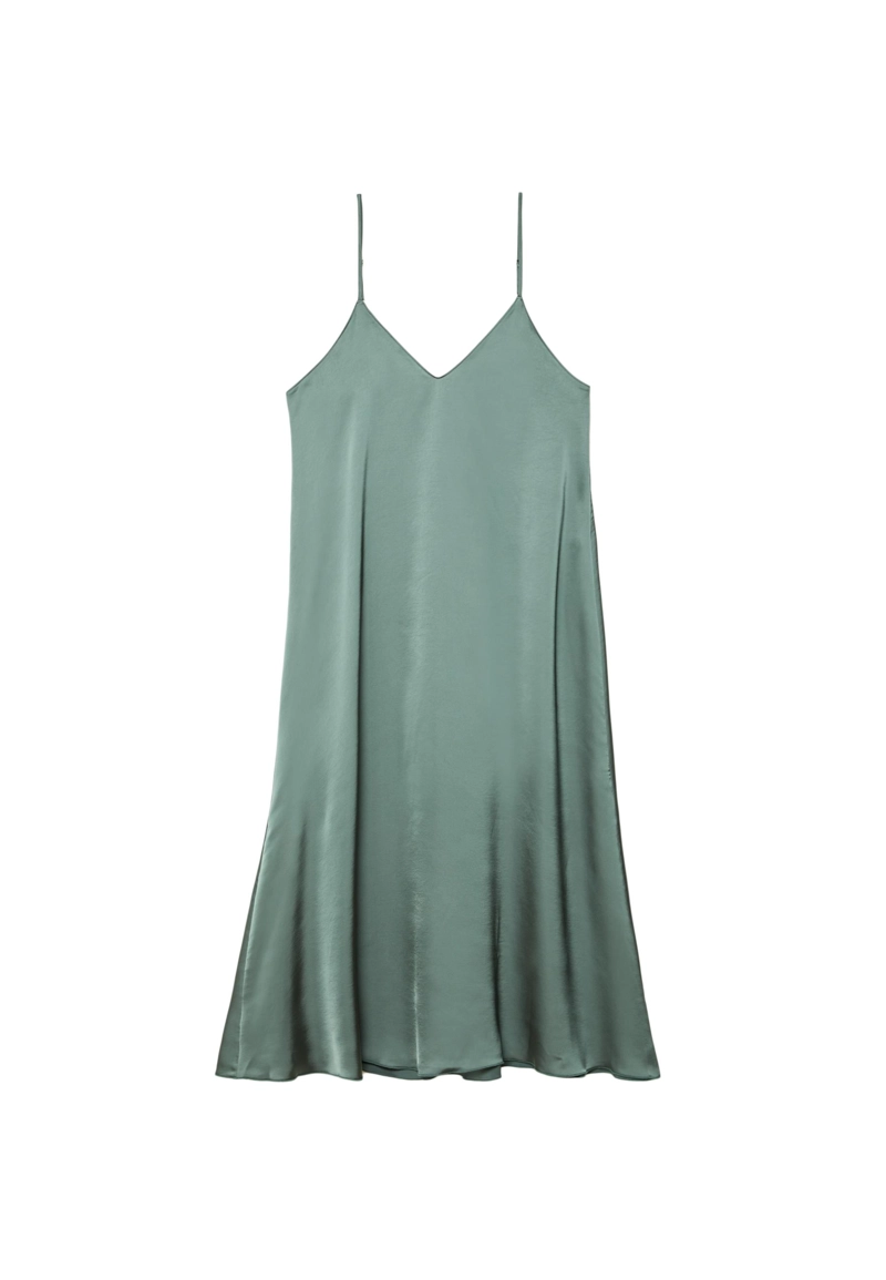 Длинное струящееся атласное платье