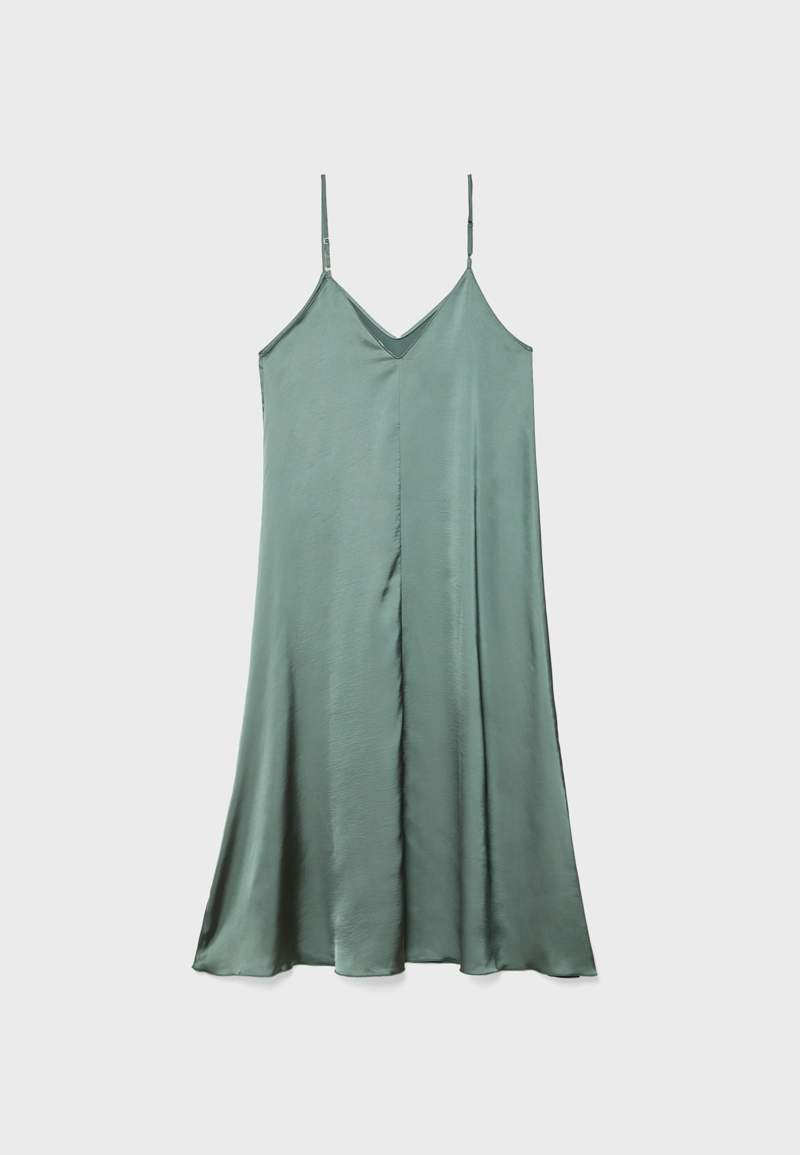 Длинное струящееся атласное платье