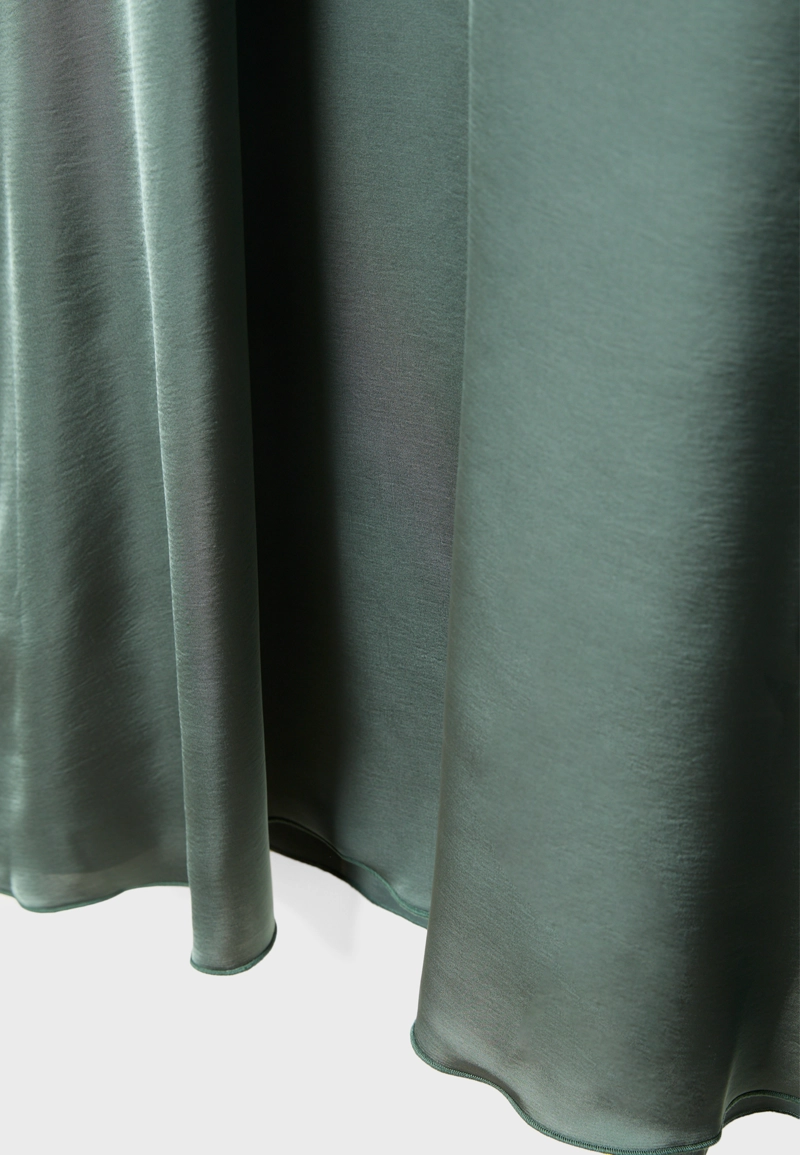 Длинное струящееся атласное платье