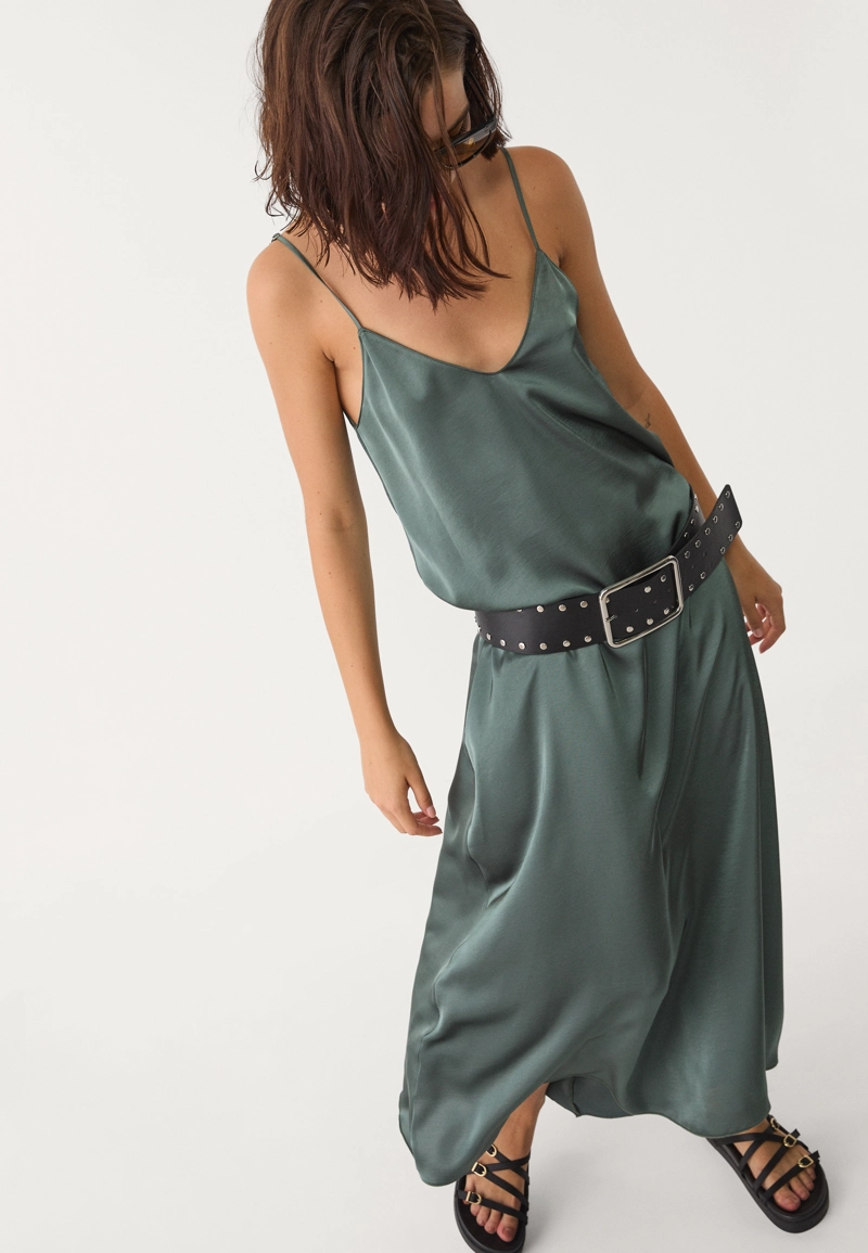 Длинное струящееся атласное платье