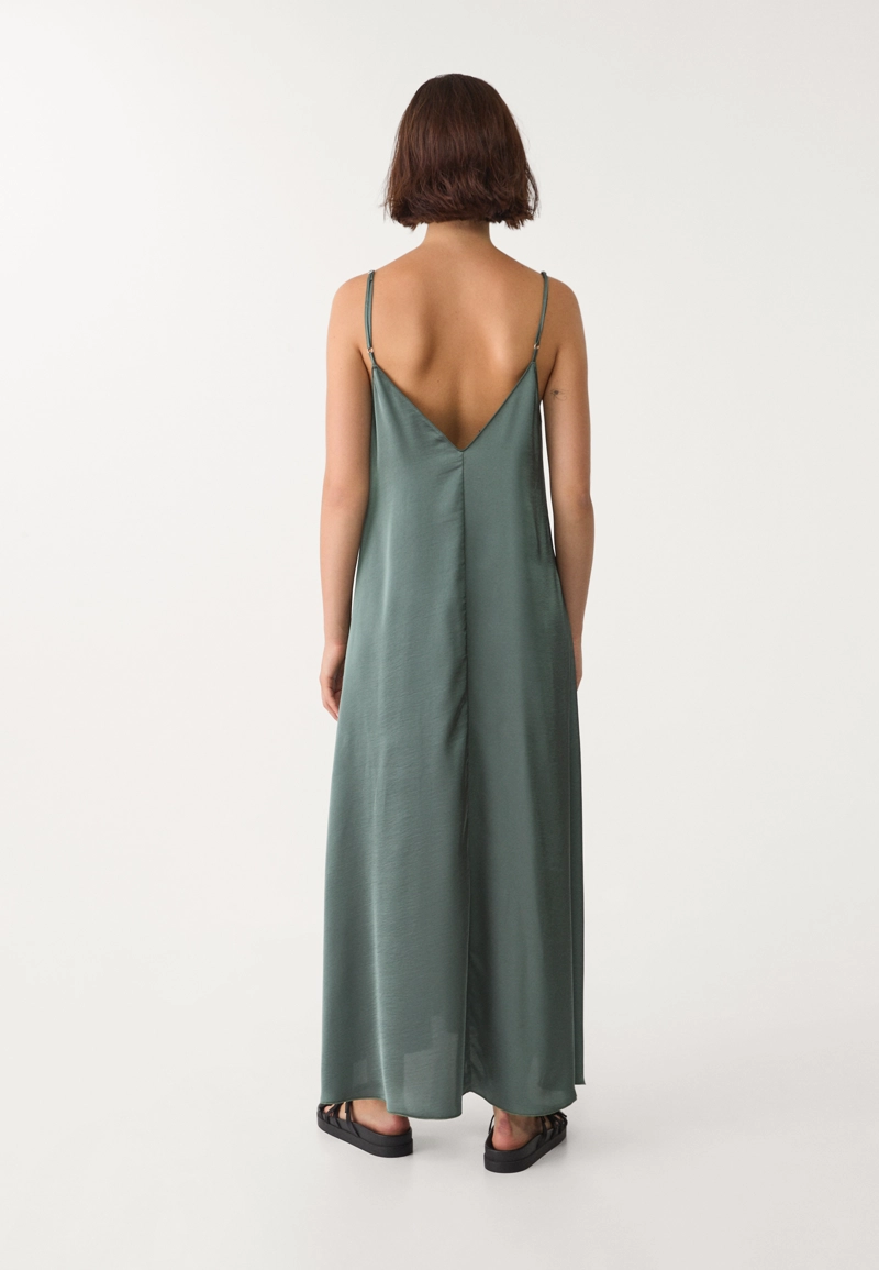 Длинное струящееся атласное платье