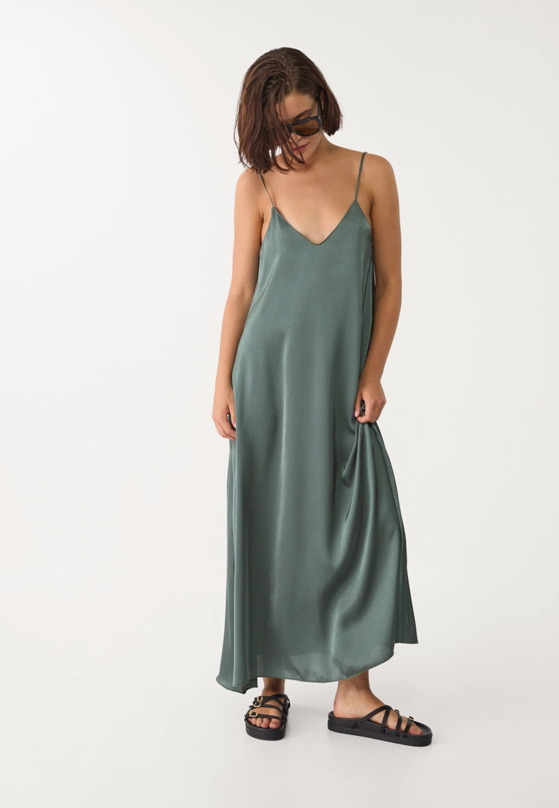 Длинное струящееся атласное платье