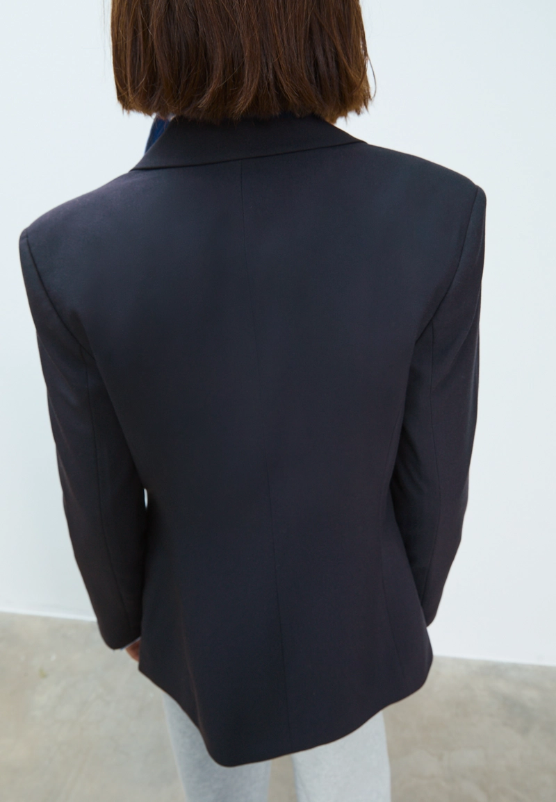 Двубортный пиджак зауженного кроя