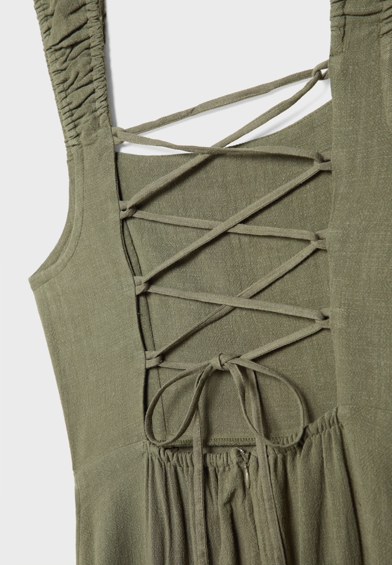 Струящееся платье миди с перекрестной спинкой и льном