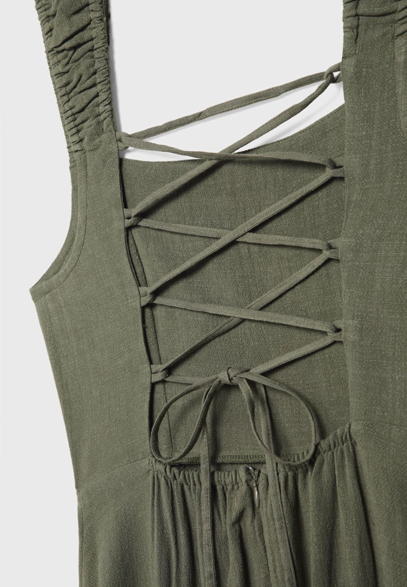 Струящееся платье миди с перекрестной спинкой и льном