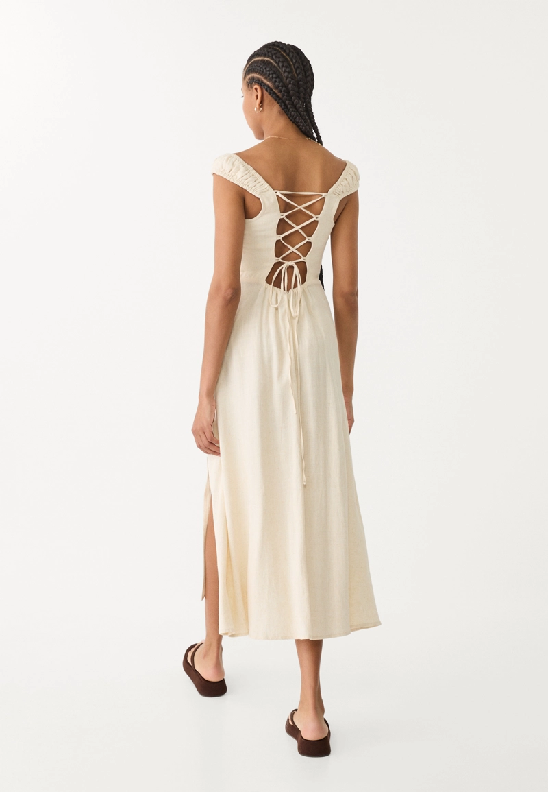 Струящееся платье миди с перекрестной спинкой и льном