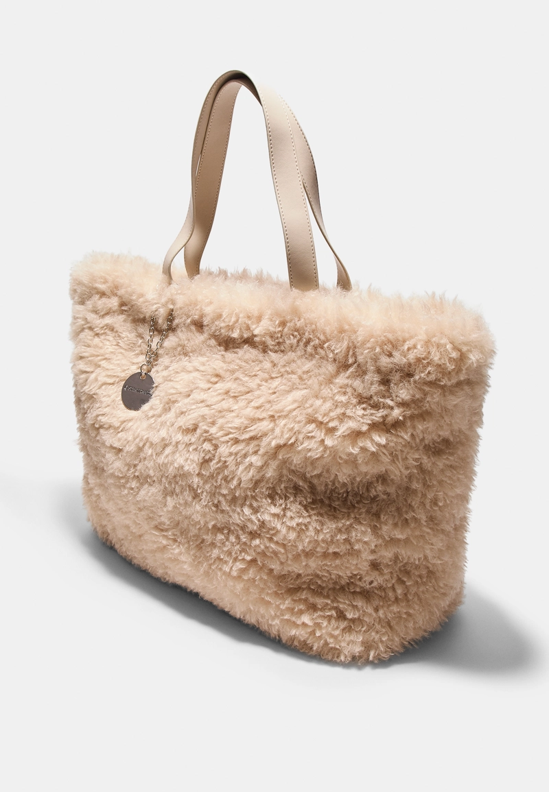 Сумка-шопер из искусственного меха с пластиной