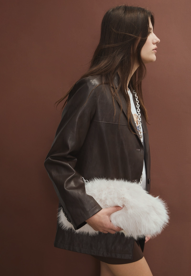 Сумка-мешок из искусственного меха с цепочкой