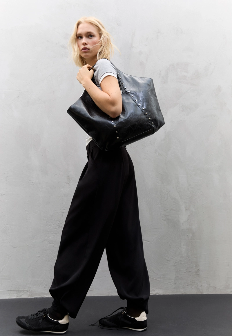 Сумка из искусственной кожи с заклепками