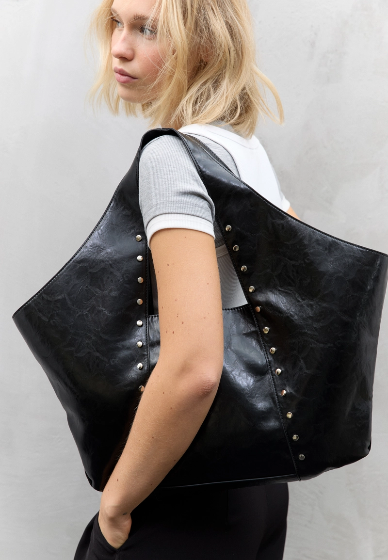 Сумка из искусственной кожи с заклепками