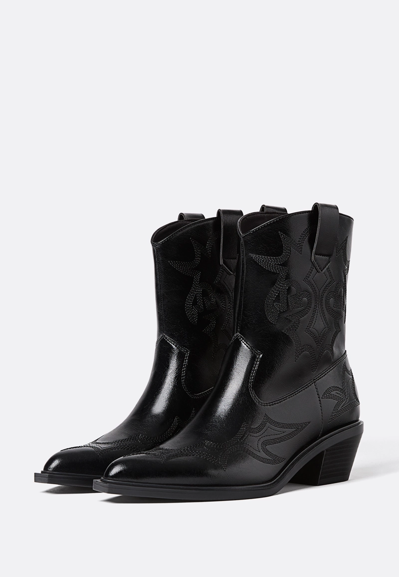 Ботильоны на каблуке в ковбойском стиле