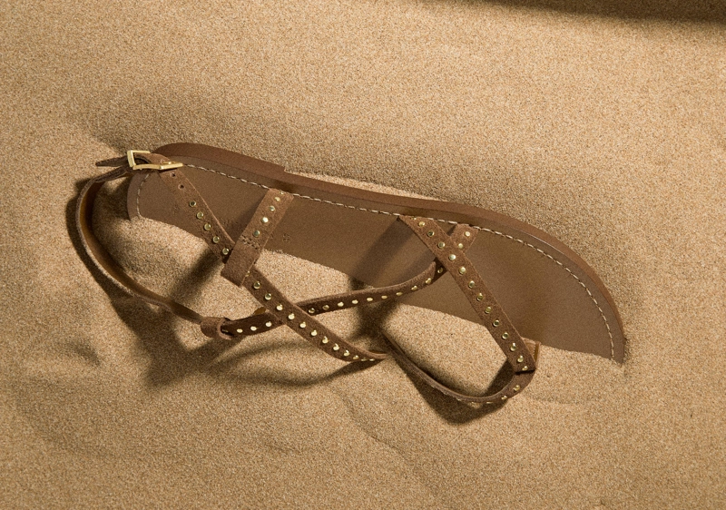 Кожаные плоские сандалии с заклепками