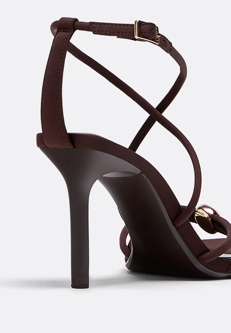 Босоножки на каблуке с деталями