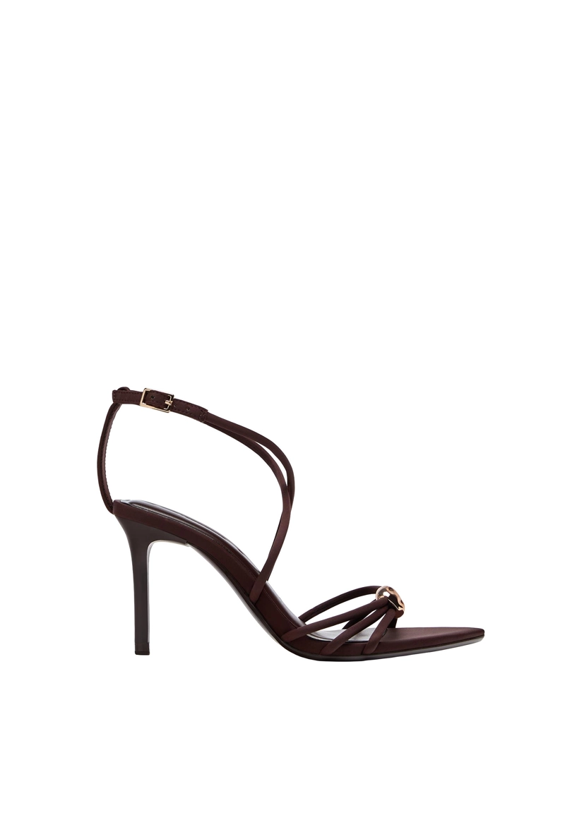 Босоножки на каблуке с деталями