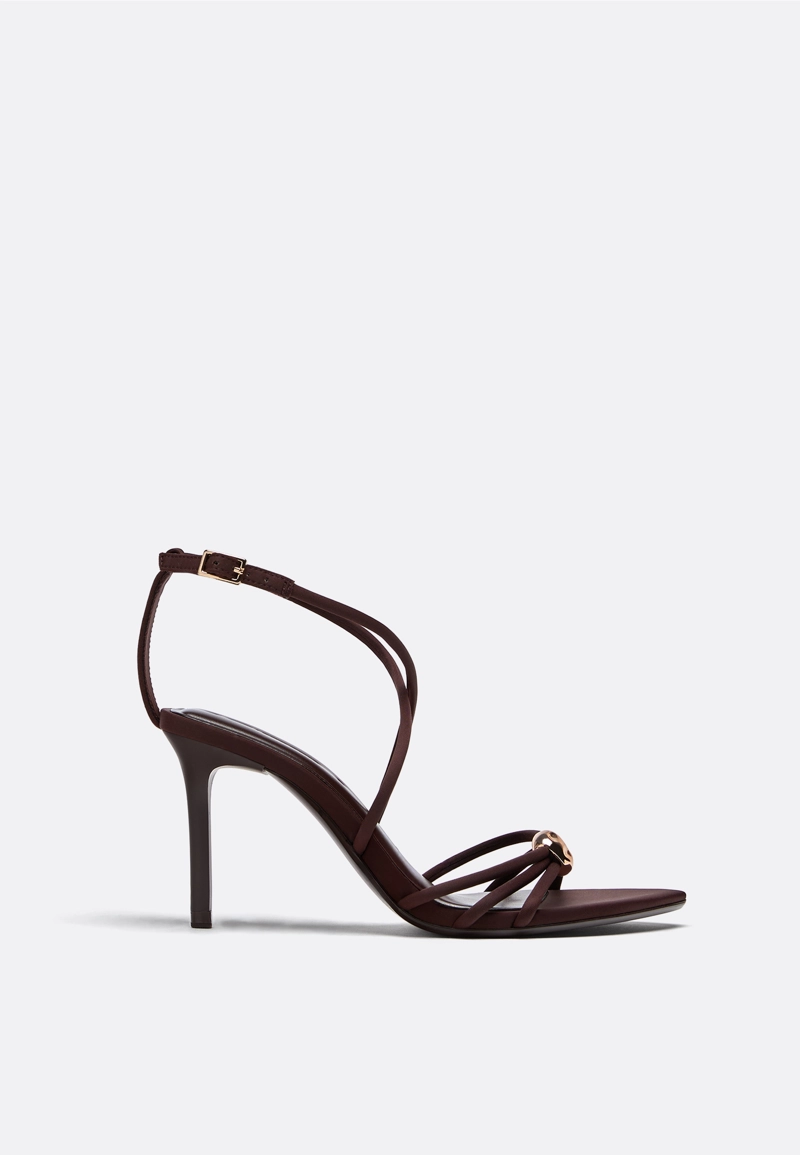 Босоножки на каблуке с деталями